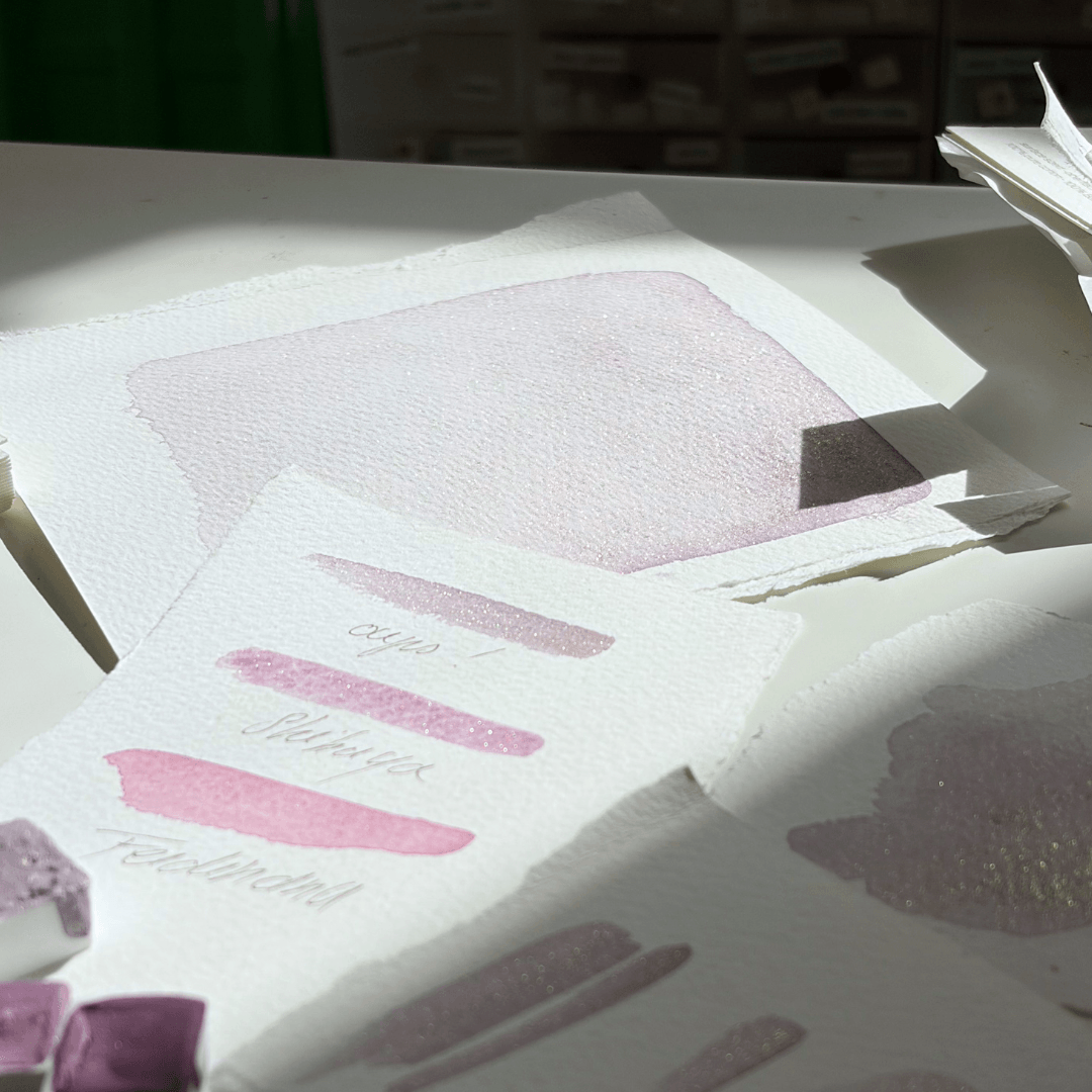 Aquarelle à paillettes artisanale - Oups! Violet à paillettes dorées!